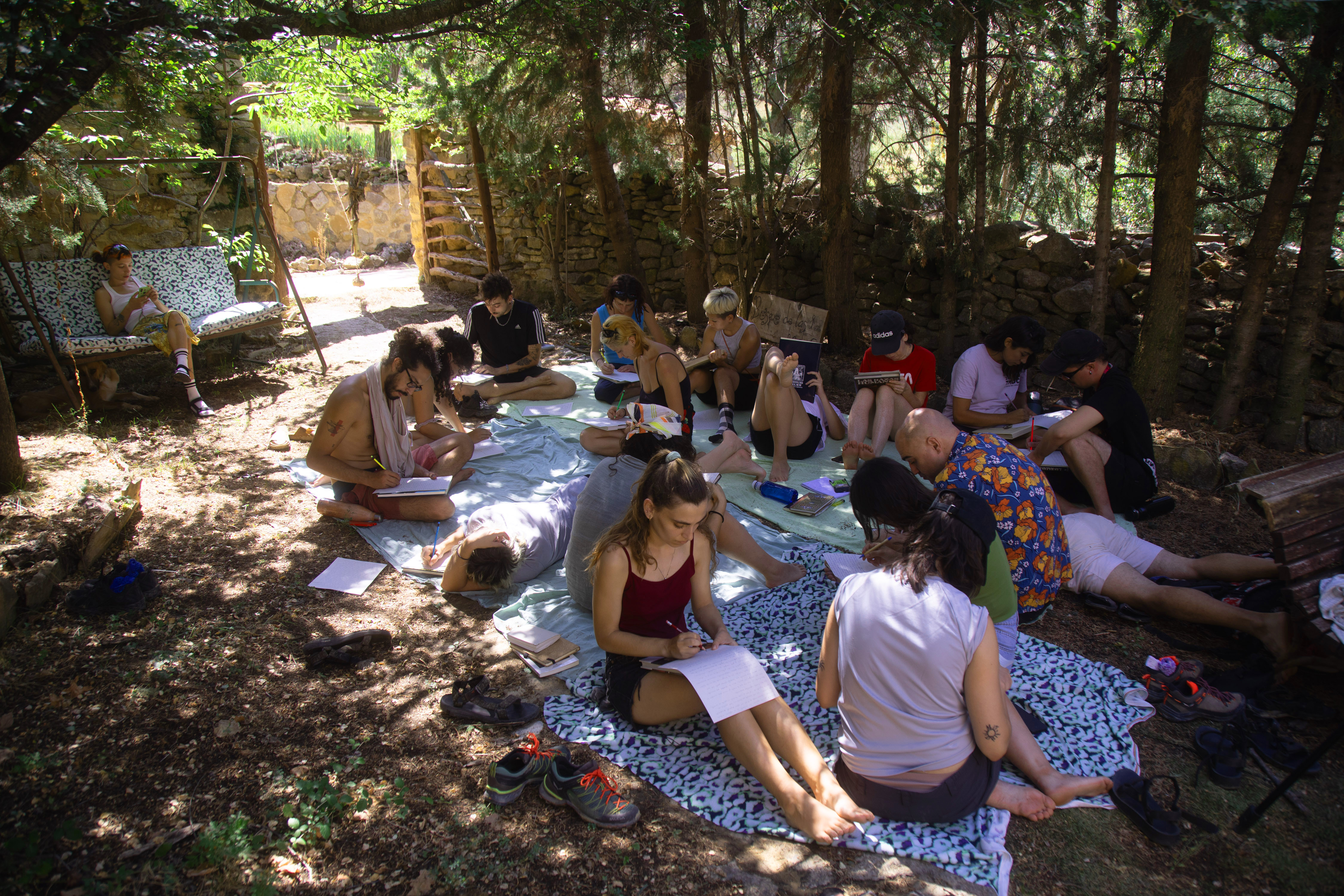 Creadores y participantes del festival LandLight explorando la naturaleza